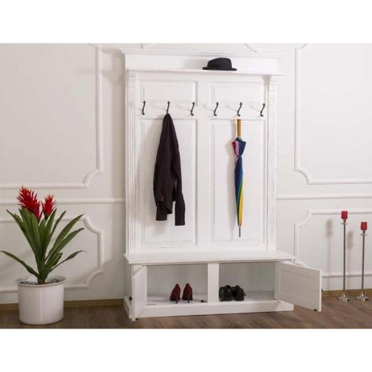 provensalsky styl biely nabytok predsienova stena skrina vesiak ulozny priestor botnik masivne drevo mediteransky sedobezovy individualny taliansky toskansky obyvacka chata balaton renovacia s botnikom.jpg